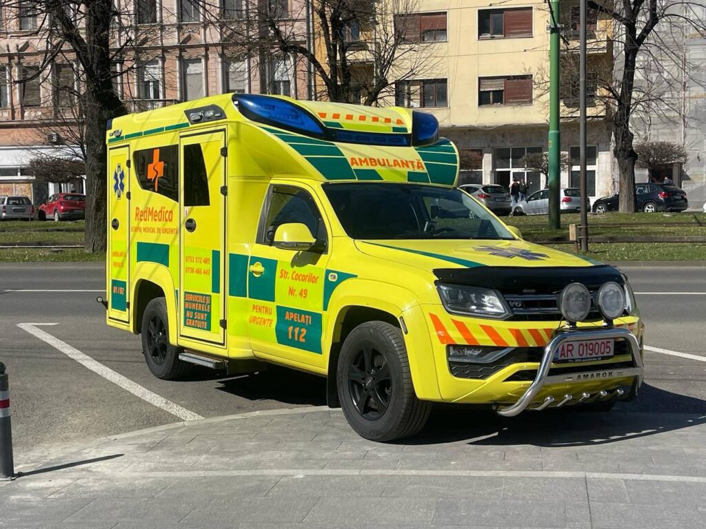 Ambulanță privată RedMedica pregătită pentru transport în Arad